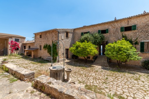 Finca del siglo XVI en Binissalem con vistas espectaculares, piscina y pista de tenis