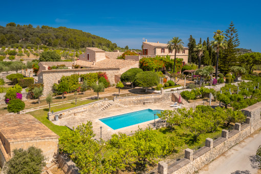 Vista exterior de la finca y pisicna