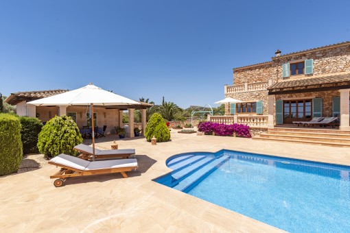 Vista a la casita de barbacoa