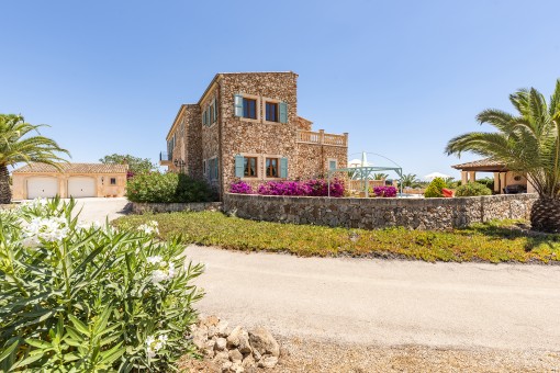 Vista frontal a la finca