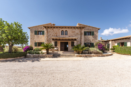 Vista frontal de la finca