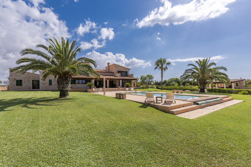 Jardín grande y piscina