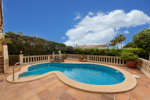 Zona de piscina bien cuidada