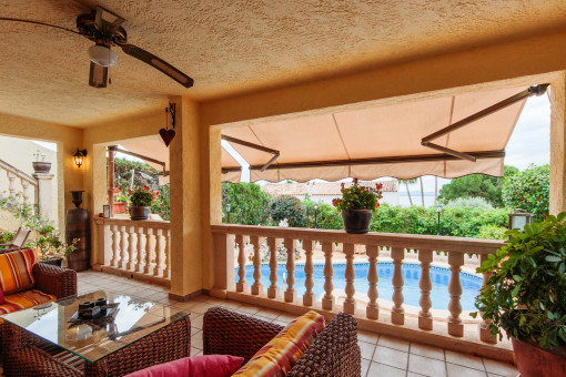 Terraza cubierta con vistas a la piscina