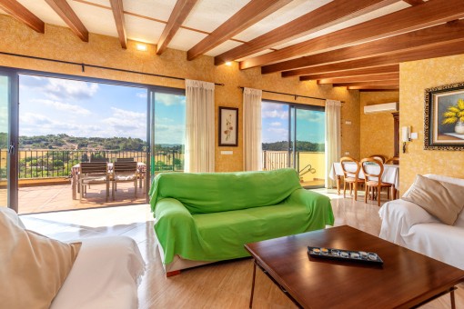 Salón acogedor adyacente a la terraza