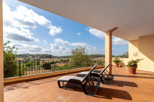 Terraza parcialmente cubierta con vistas