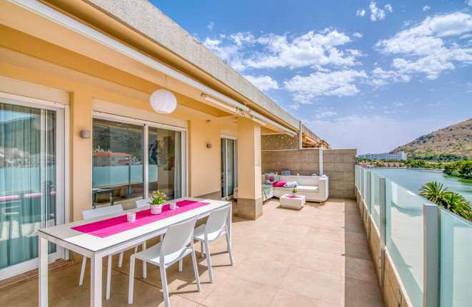 Ático modernizado en tranquila zona de Alcúdia con vistas pintorescas y piscina comunitaria