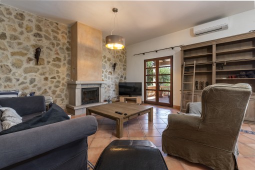 Salón con chimenea