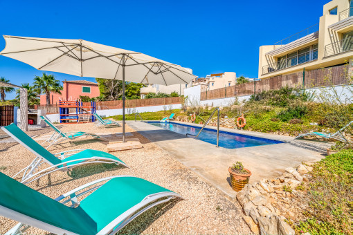 Zona exterior con piscina y terrazas soleadas