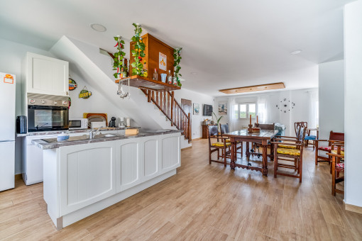 Cocina abierta y comedor