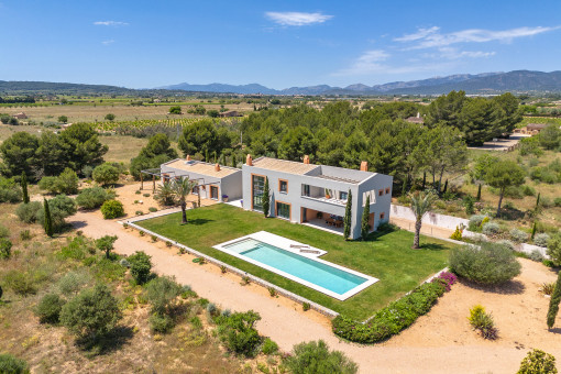 Finca de obra nueva con piscina, pozo propio y vistas despejadas a la Sierra de Tramuntana