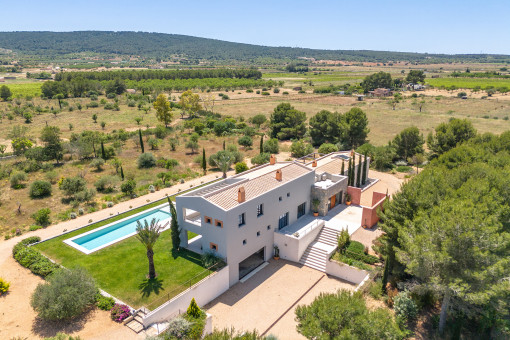 Finca de obra nueva con piscina, pozo propio y vistas despejadas a la Sierra de Tramuntana