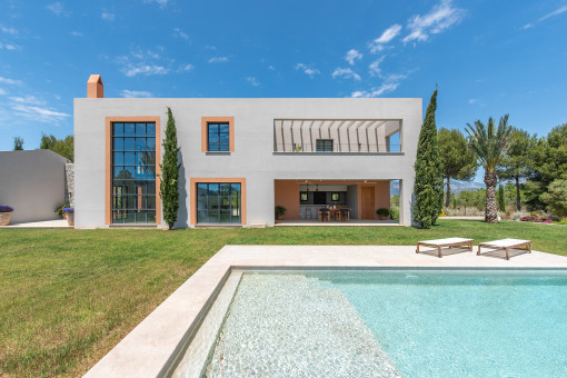 Área de piscina con terraza soleada