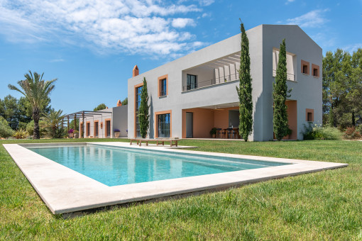 Piscina de 14 x 4 metros con amplia terraza soleada rodeada de naturaleza mediterránea