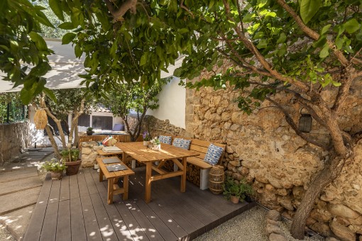 Casa de pueblo reformada con cariño, con jardín, una vista fantástica y una licencia de alquiler de vacaciones en Alaró