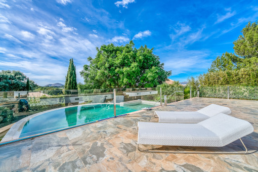 Elegante zona de piscina