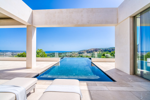 Vistas desde la piscina desbordante