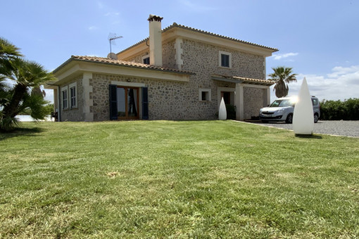 Finca de piedra natural con piscina y plantación de olivos cerca de la playa de Muro