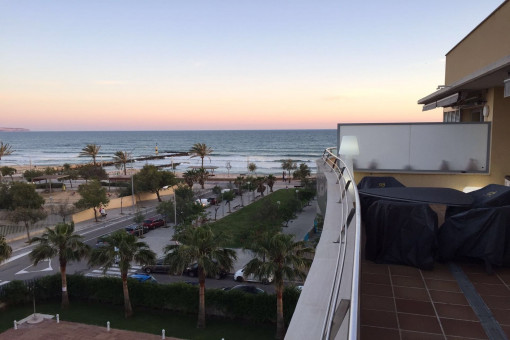 Ático de excelentes calidades con vistas al mar y piscina comunitaria cerca de la playa en El Molinar