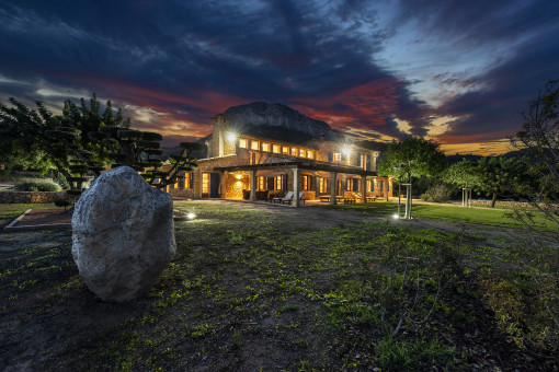 La finca por la noche