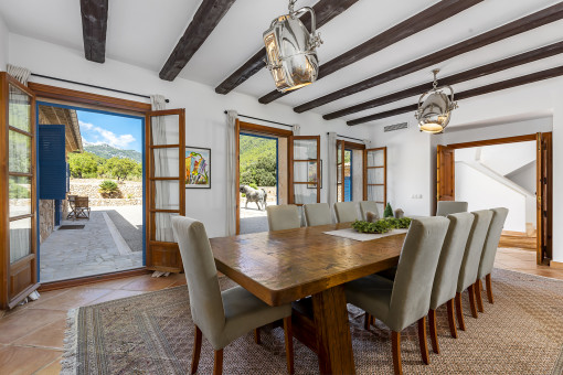 Comedor con vista al jardín