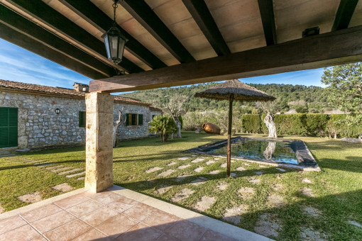 Terraza cubierta al lado de la piscina