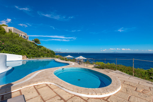 Piscina con agua salda