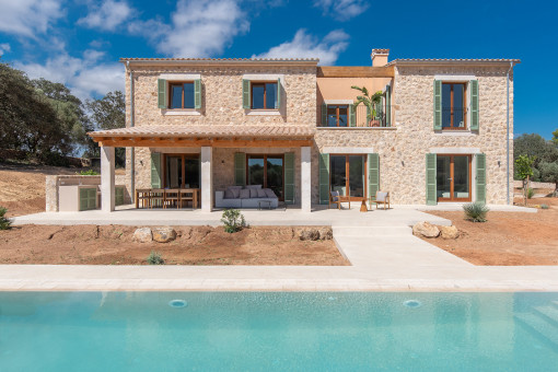 Finca con fachada de piedra natural