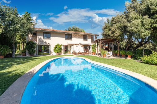 Elegante casa de campo con licencia de alquiler vacacional en venta en Pollensa