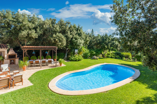 Jardín y piscina