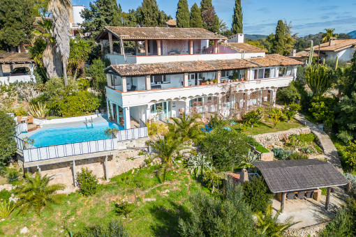 Casa rústica con piscina, jardín y fantásticas vistas al campo y al mar en Búger