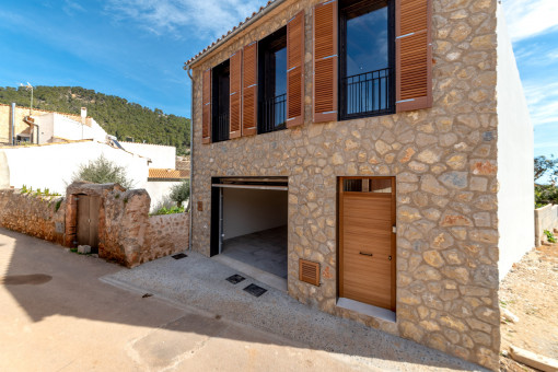 Vista exterior y garaje
