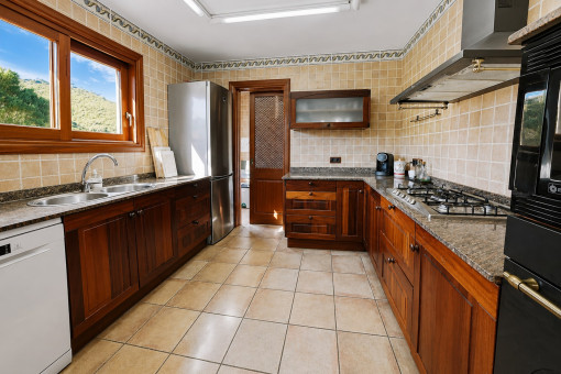 Cocina luminosa y amplia con electrodomesticos modernos