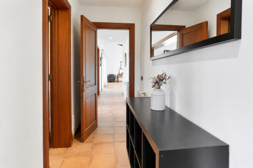 Pasillo con puertas de madera y consola
