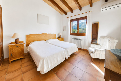 Dormitorio luminoso con ventana y vistas a la montana