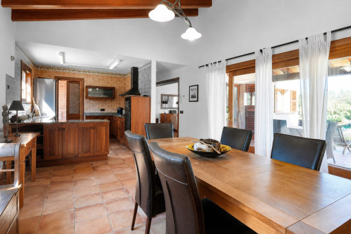 Comedor con cocina y acceso al patio