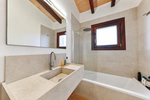 Bano moderno con banera y ventana