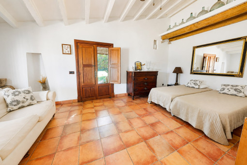 Dormitorio amplio y luminoso con sofa