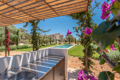 Piscina con zona de barbacoa