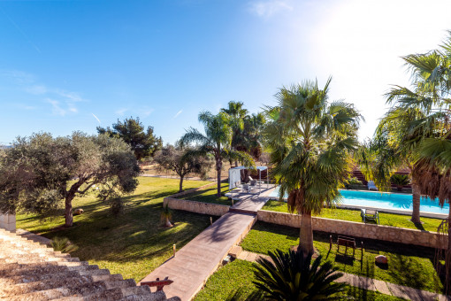 Jardín y piscina