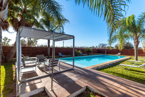 Piscina y jardín