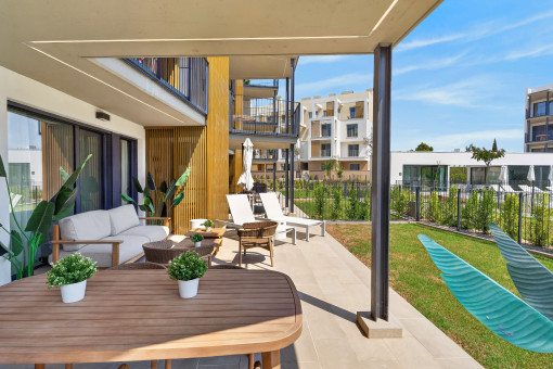 Terraza cubierta con jardín privado