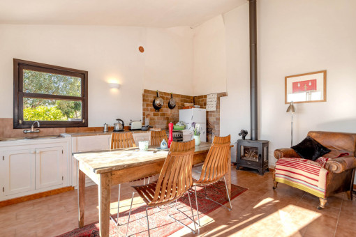 Cocina-comedor separado con chimenea