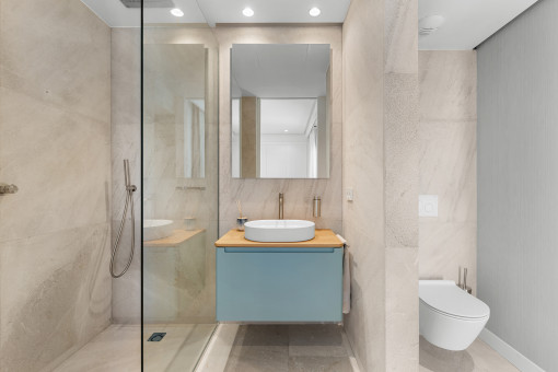 Baño en suite con elementos de piedra natural