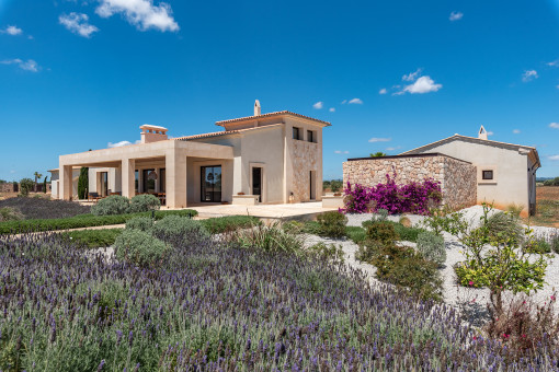 Armoniosa zona exterior con encanto mediterráneo
