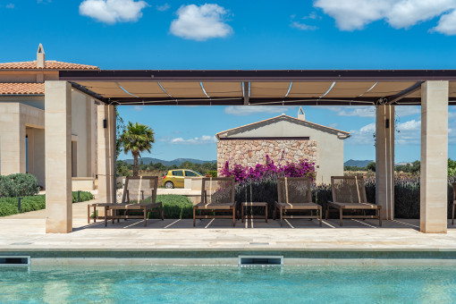 Zona de piscina con piscina de agua salada y pérgola