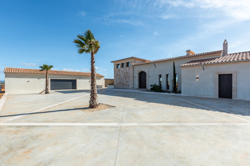 Vista frontal y garage