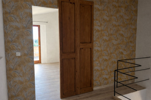 Tercer dormitorio en la planta superior con balcón privado