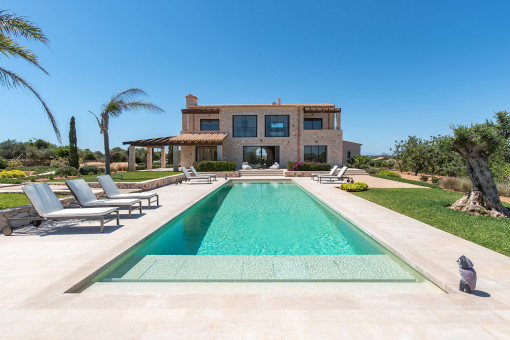 Finca con fachada de piedra natural