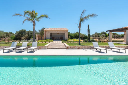 Piscina con zona barbacoa